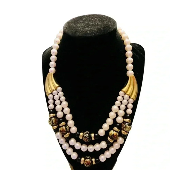 Jewelry - Vintage Beautiful Faux Pearl Necklace With black Beads and Gold Tone
